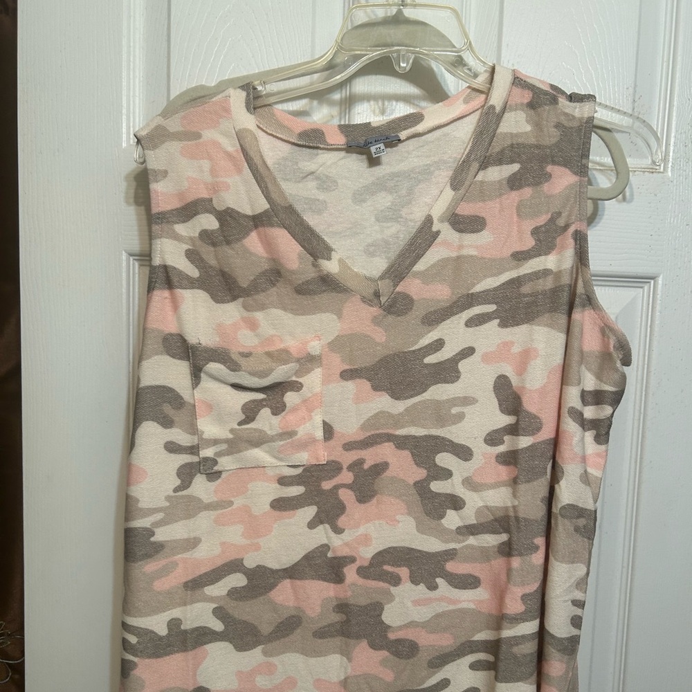 NEW- WOMEN’S  White Burch Pink/Grey Cameo Tank size 2x